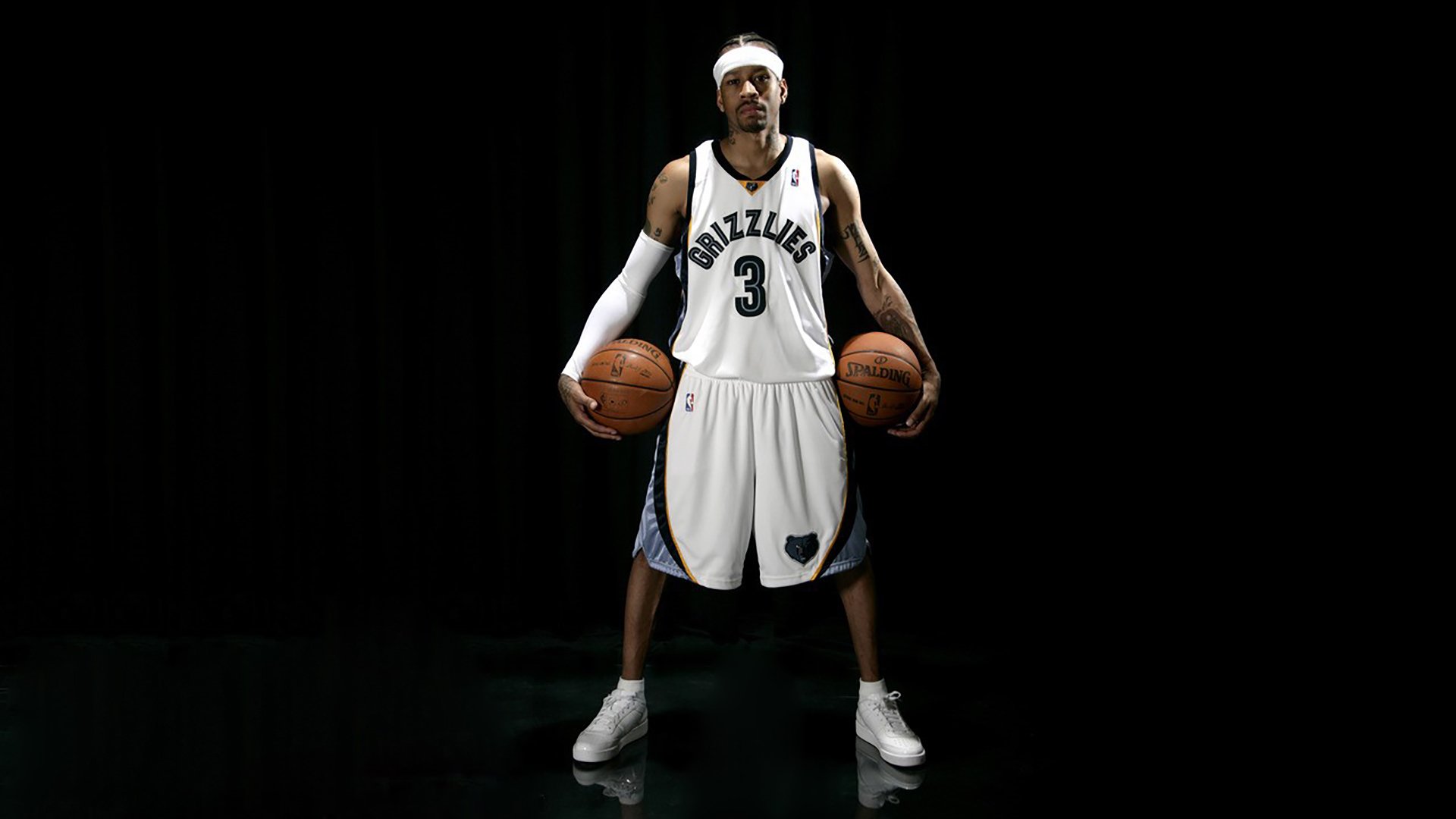 城市夜空激光划水，科技与运动的梦幻结合，夜空中的激光束